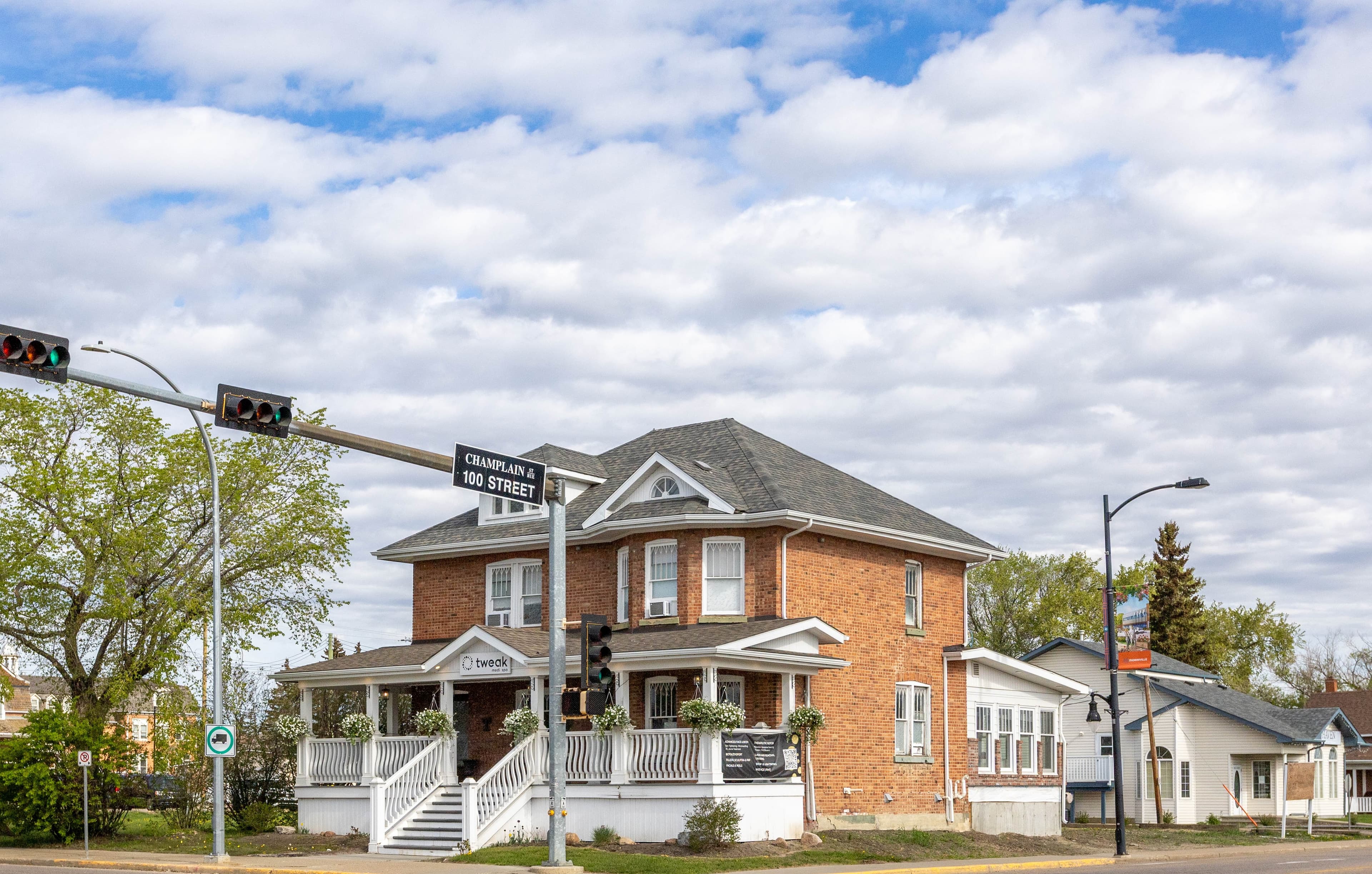 10002 100 Avenue, photo 1